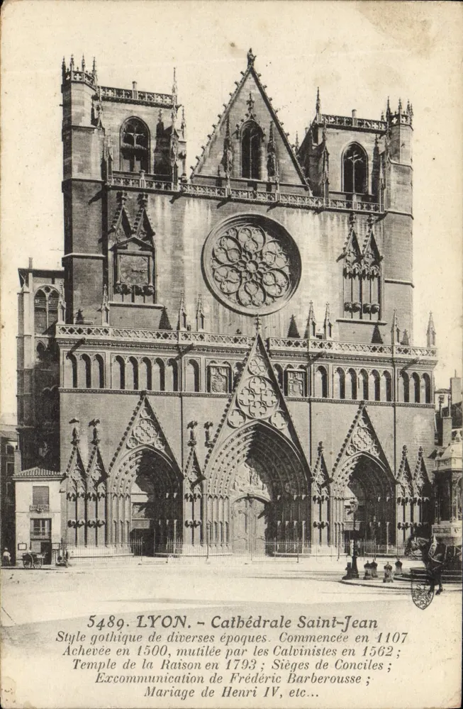 LYON - Catedral de São João — Estilo gótico de diversas épocas. Iniciada em 1107 ; Concluída em 1500 ; mutilada pelos Calvinistas em 1562 ; Templo da Razão em 1793 ; Excomunhão de Frederico Barbarossa ; Casamento de Henrique IV, etc.. - Frente