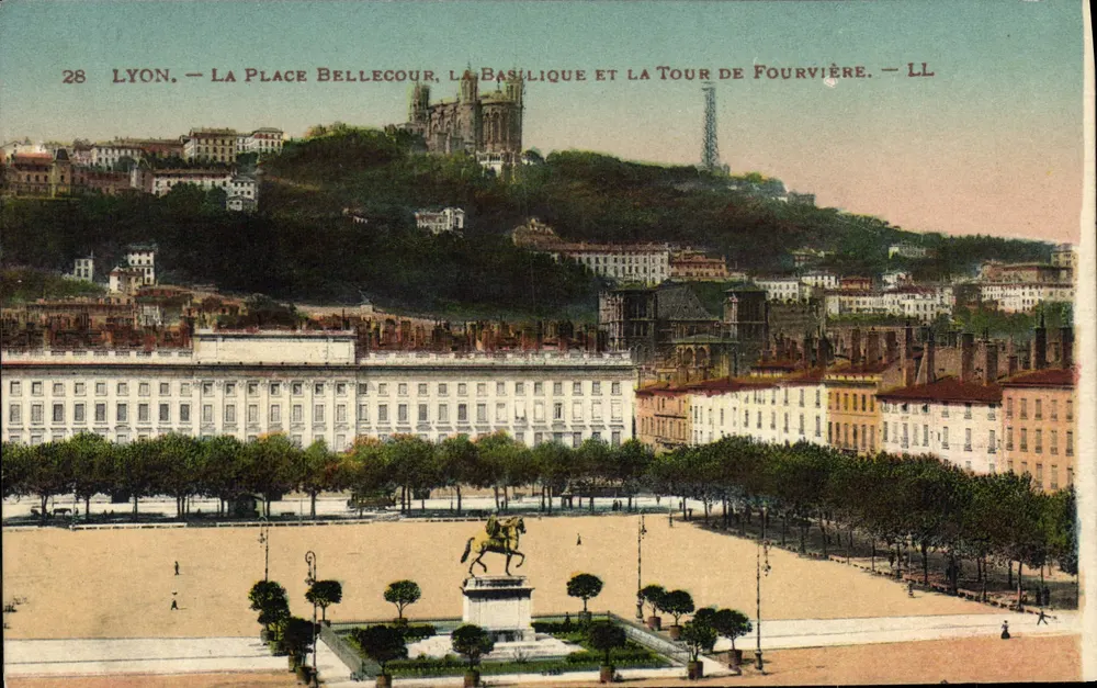 Lyon — Bellecour-Platz, die Basilika und die Fourvière-Turm — LL - Vorderseite