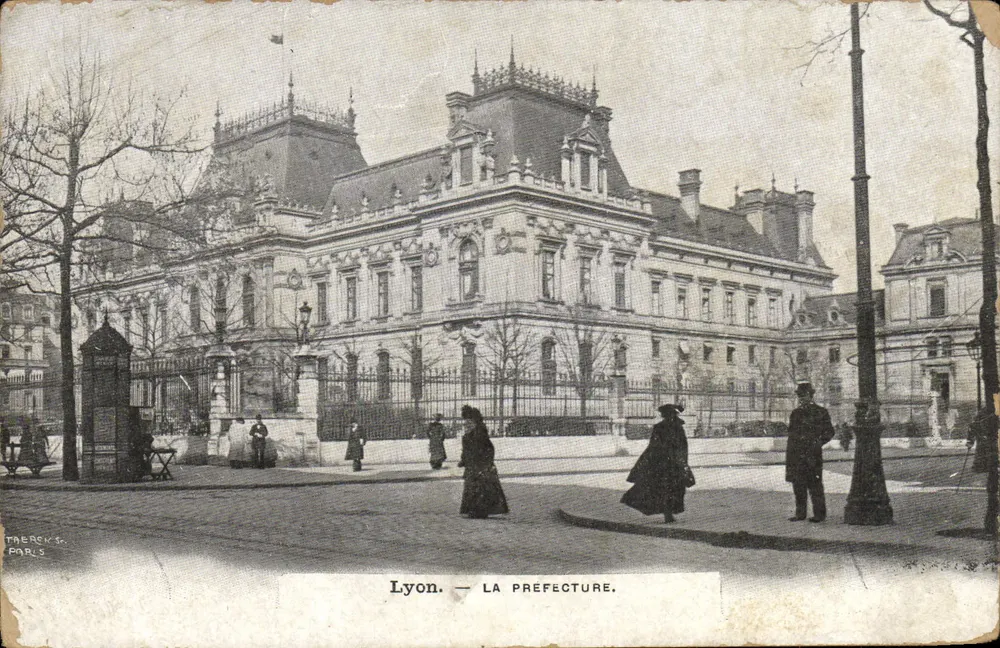 Lyon — A PREFEITURA — Thaerck, Paris - Frente