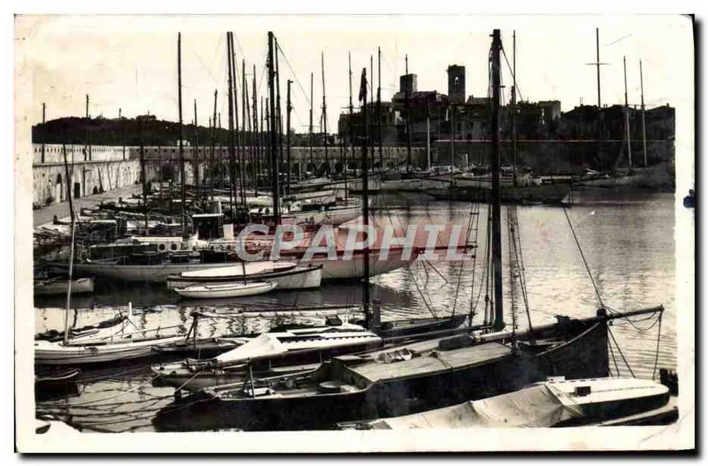 Antibes - Le Petit Port — vista do porto com muitos barcos de vela — Éditions Françaises, n°77 - Frente