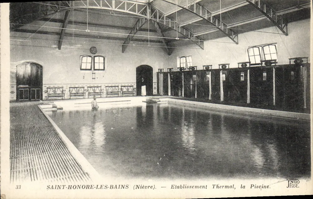 Saint-Honoré-les-Bains (Nièvre) — Thermalbad, die Schwimmbecken - Vorderseite