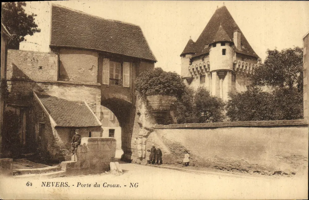 Nevers - Porte du Croux — vista da porta e da torre com algumas pessoas — NG, n°64 - Frente