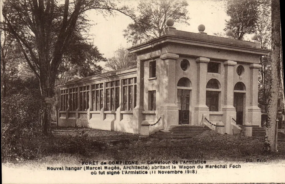 Forêt de Compiègne — Kreuzung des Waffenstillstands — Neuer Hangar (Marcel Magès, Architekt) beherbergend den Waggon des Marschalls Foch, in dem der Waffenstillstand unterzeichnet wurde (11. November 1918) - Vorderseite