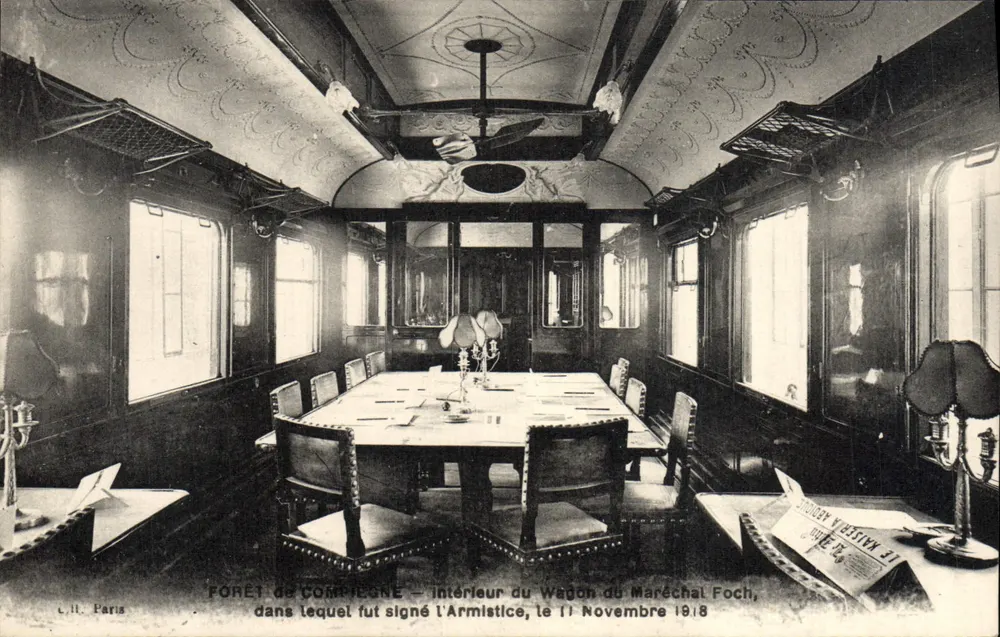 Wald von Compiègne — Innenraum des Zuges des Marschalls Foch, in dem der Waffenstillstand am 11. November 1918 unterzeichnet wurde — C.I.I. Paris - Vorderseite