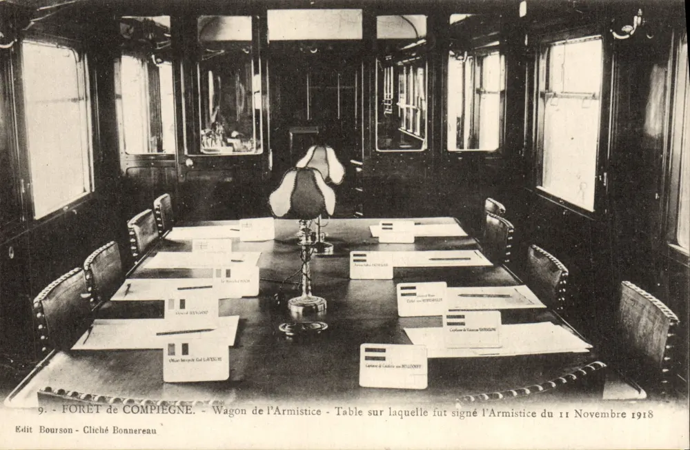 Forêt de Compiègne — Armistice-Wagen — Tisch, an dem der Waffenstillstand vom 11. November 1918 unterzeichnet wurde — Edit Bourson - Cliché Bonnereau - Vorderseite
