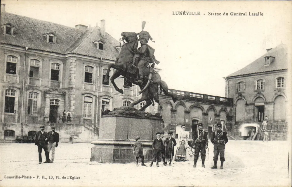 Lunéville - Statue des Generals Lasalle — Lunéville-Photo, P. R., Pl. de l'Église - Vorderseite