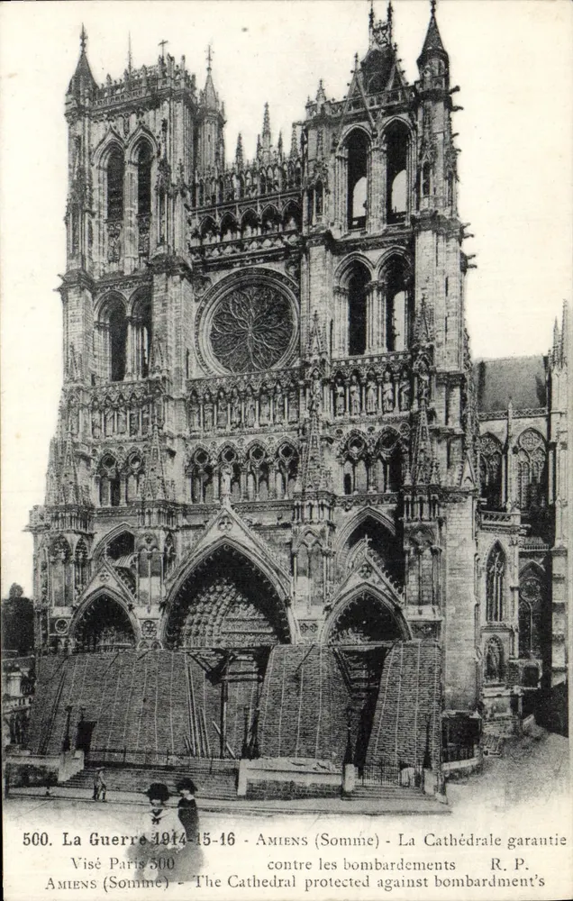 Amiens (Somme) — Catedral protegida contra os bombardeios — R.P. Visé Paris 500 - Frente