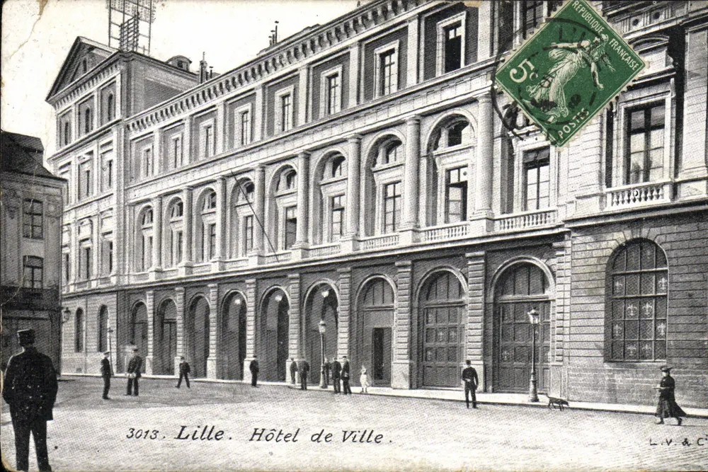 Lille. Hotel de Ville — vista do edifício com selo de 5c verde — editor L.V.A.C. n°3013 - Frente