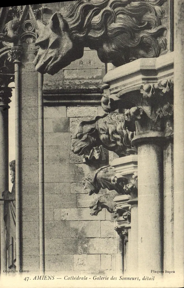 Amiens — Kathedrale — Galerie der Glockenrufenden, Detail — Objekte Géerz - Vorderseite