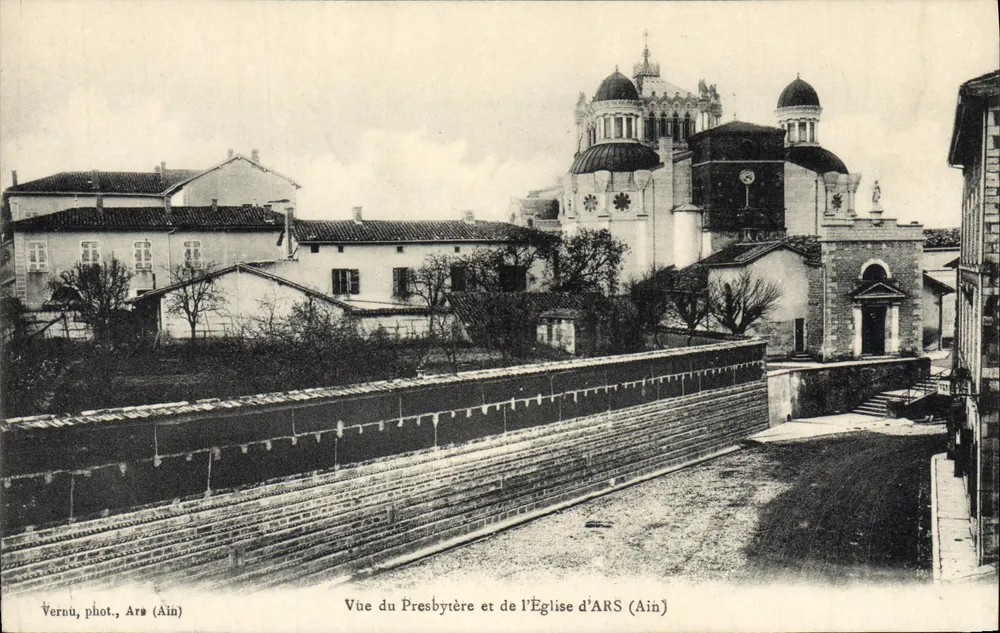 Ansicht des Präbendhofes und der Kirche von ARS (Ain) — Veru, phot., Ars (Ain) - Vorderseite