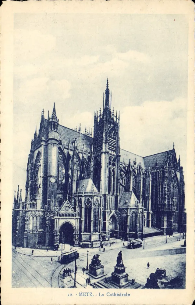 Metz - A Catedral — vista da fachada gótica com trêm e estátuas — editor Makous, n° 10 - Frente