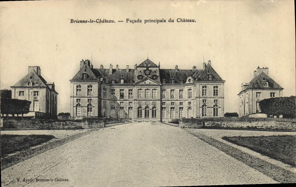 Brienne-le-Château — Fachada principal do Castelo — F. Ayeck, Brienne-le-Château. - Frente