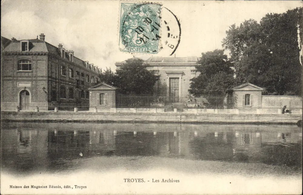 Troyes - Os Arquivos — Casa dos Magasins Réunis, editor Troyes - Frente