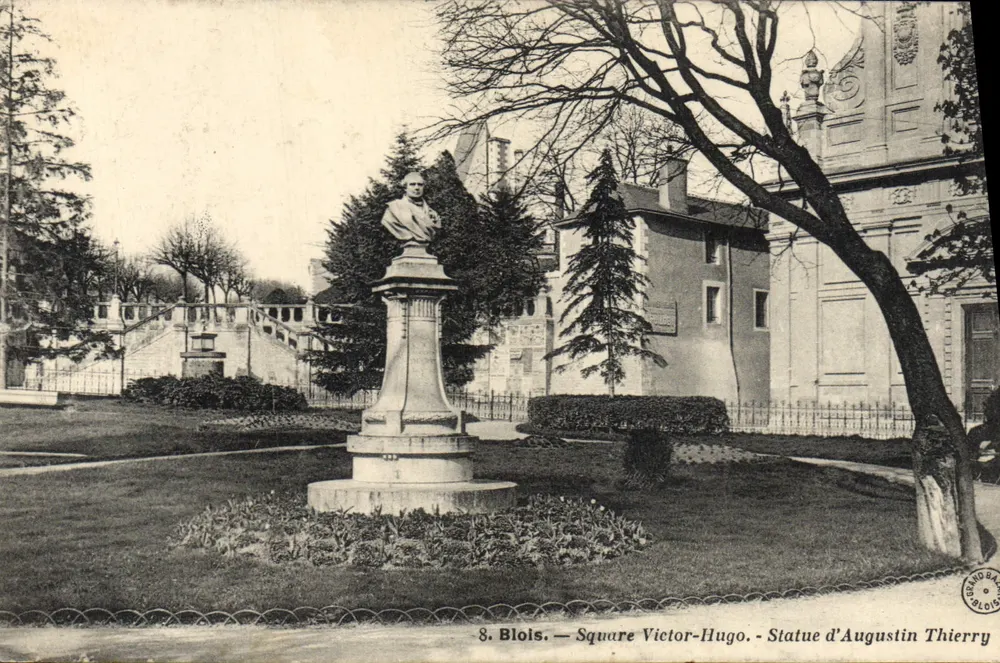 Blois — Praça Victor-Hugo — Estátua de Augustin Thierry - Frente