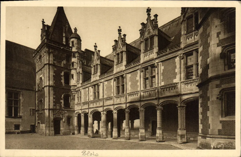 Castelo de Blois — pátio interno — editor Vvon - Frente