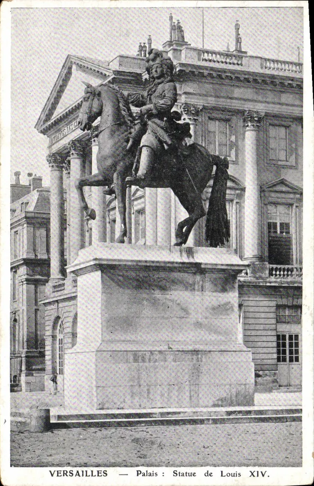 Versailles — Palácio: Estátua de Luís XIV. - Frente
