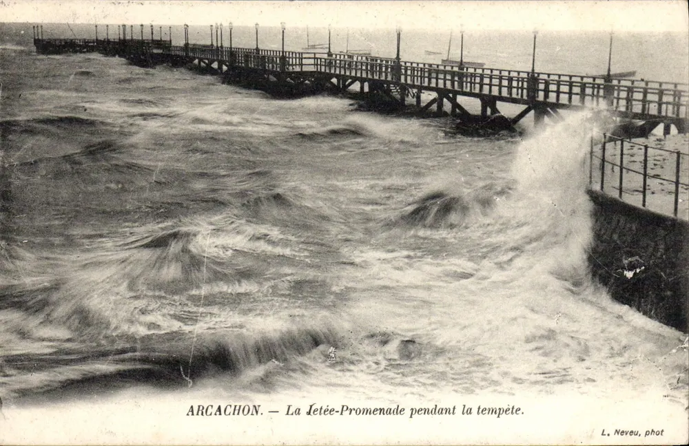 Arcachon — La Muelle-Promenade durante la tormenta — L. Neveu, fot. - Anverso