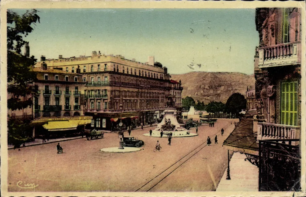 Platz der Republik in Valence — Ansicht mit Brunnen und Autos — Verlag Ciry - Vorderseite