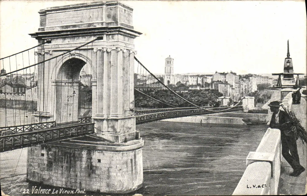 Valence — O Velho Ponte — vista do ponte suspensa com torre e cidade no fundo — L.V.&C° n°22 - Frente