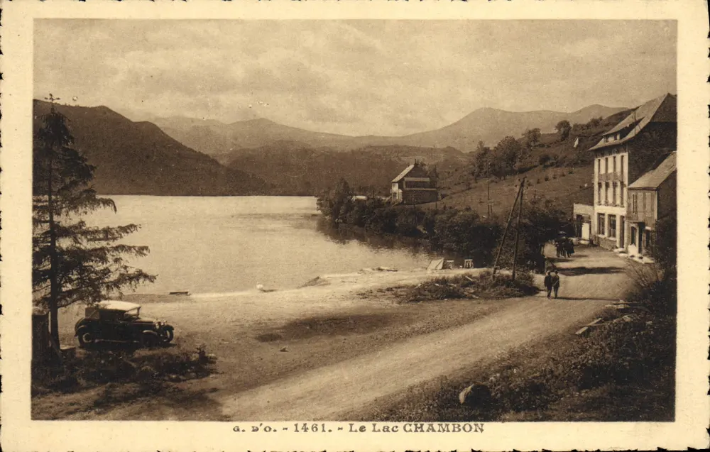 Lago CHAMBON — vista do lago com carro e edifícios — g. D'O. n° 1461 - Frente