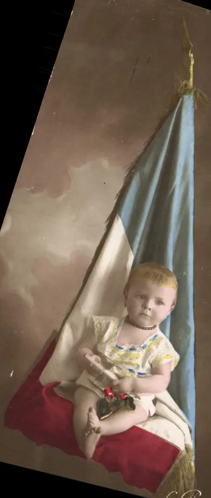 Bebê diante da bandeira tricolor — editor não identificado, número de série não visível - Frente