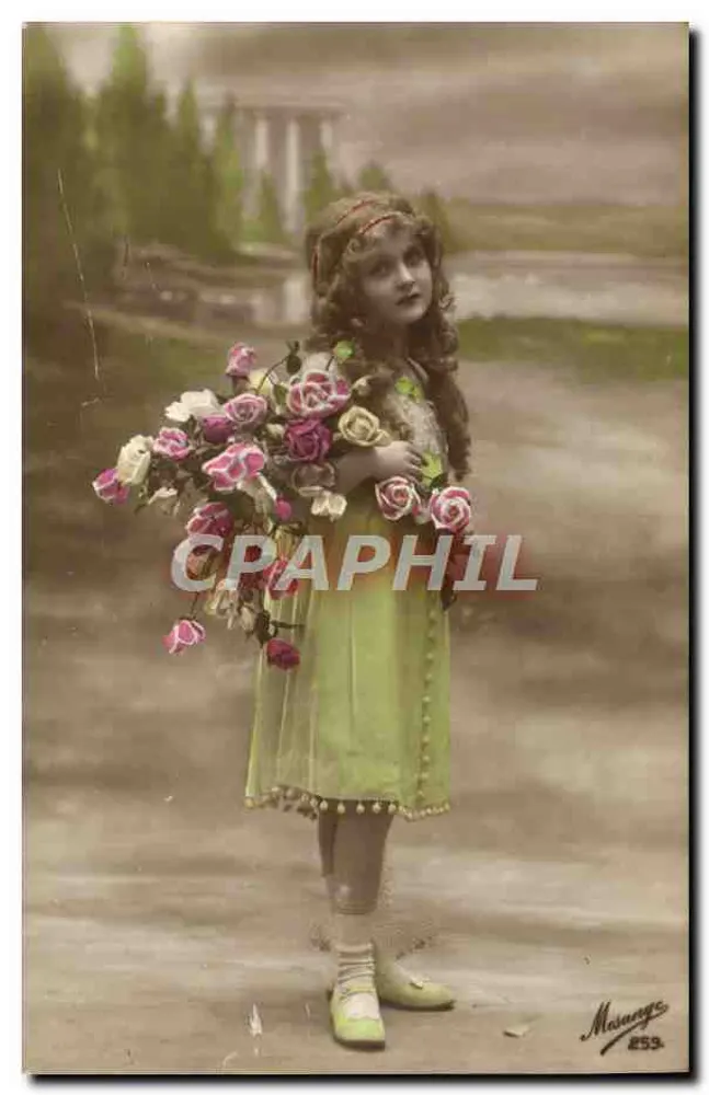 Menina segurando um buquê de rosas — Masange 253 - Frente