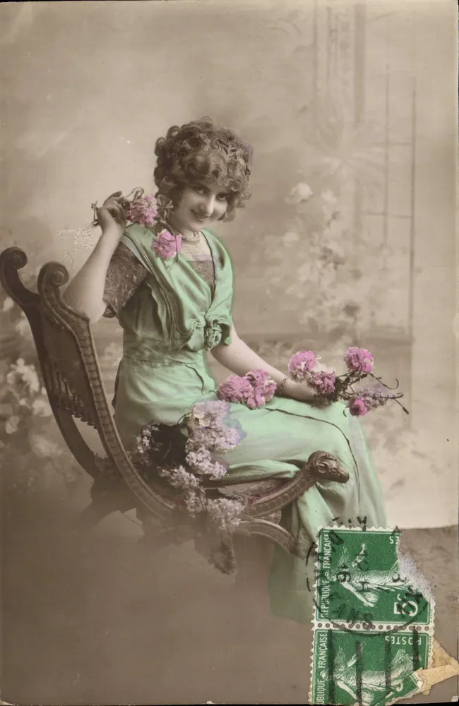 Junge Frau in grünem Kleid — mit Blumen — Verlag Bibou, Nr. 248 - Vorderseite