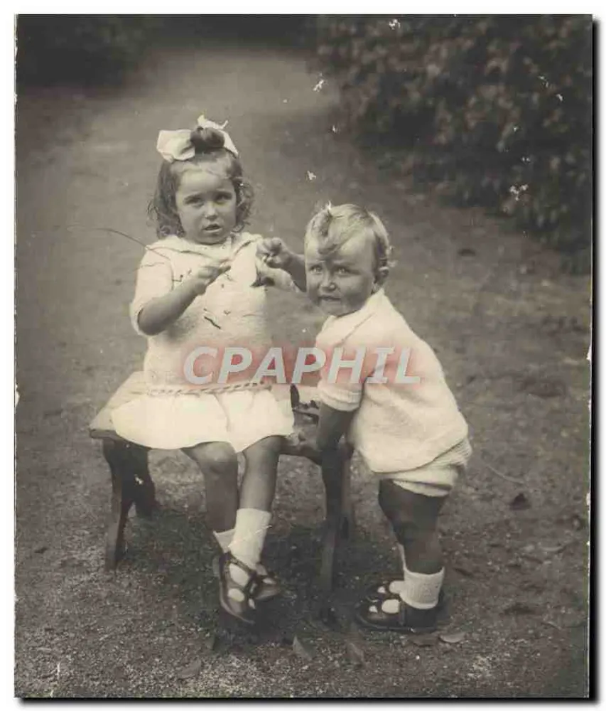 Zwei Kinder — Garten — Ansichtskarte - Vorderseite