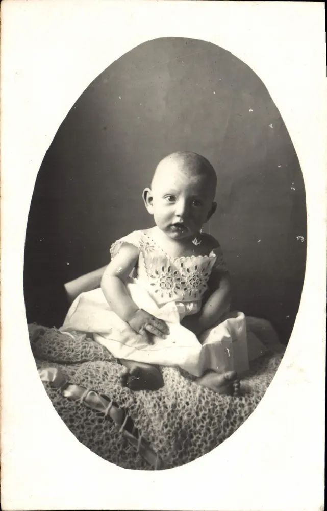 Babymeisje in een geborduurde jurk — fotostudio — Postkaart - Voorkant