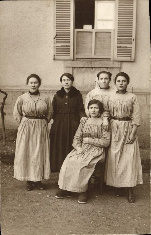 Cinco mulheres — pose ao ar livre — n° 12345 - Frente