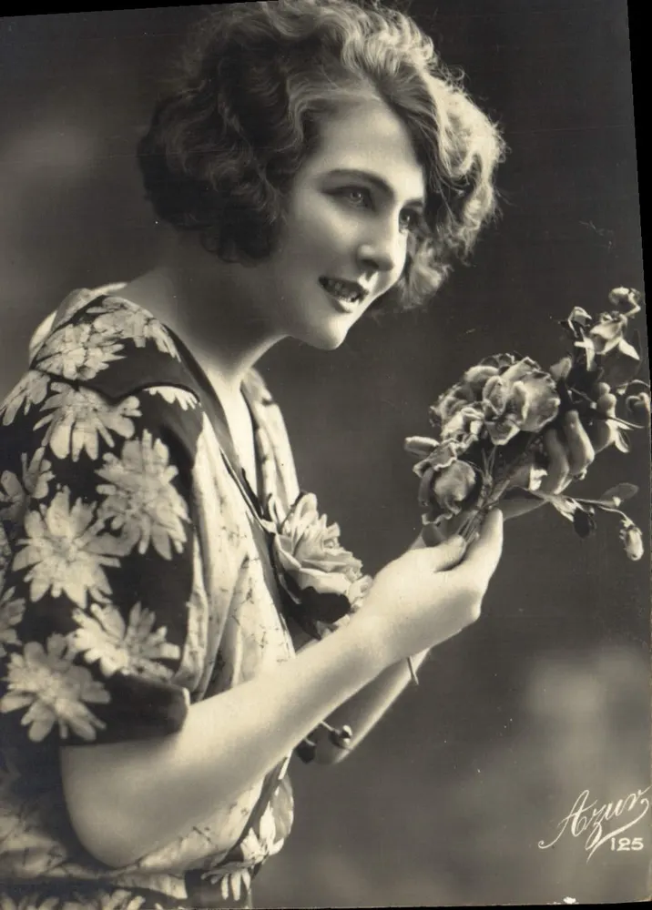 Lächelnde junge Frau — mit einem Blumenstrauß — Agnus 125 - Vorderseite