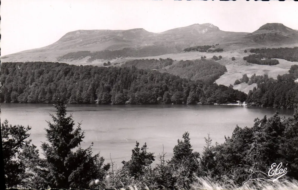Lac Pavin — Luftbild — L. Chalingueau, n° 4014 - Vorderseite
