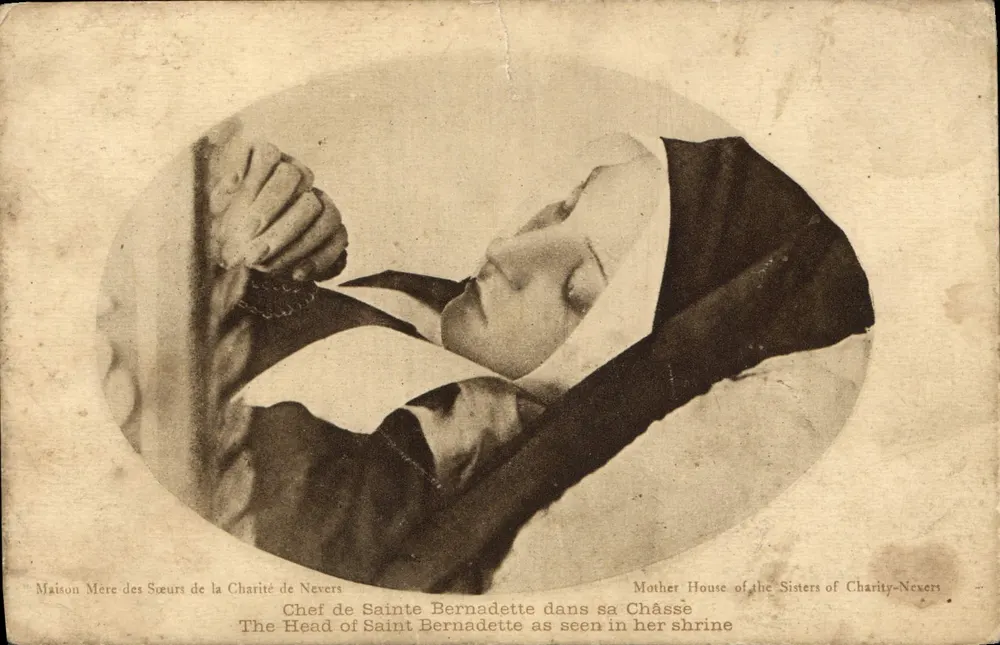 Tête de Sainte Bernadette — dans son autel — Maison Mère des Sœurs de la Charité de Nevers - Front