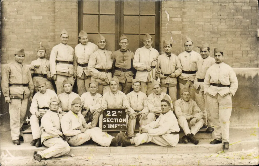 Section 22e d'Infanterie — groupe d'officiers en uniforme devant un bâtiment — éditeur non visible - Frente