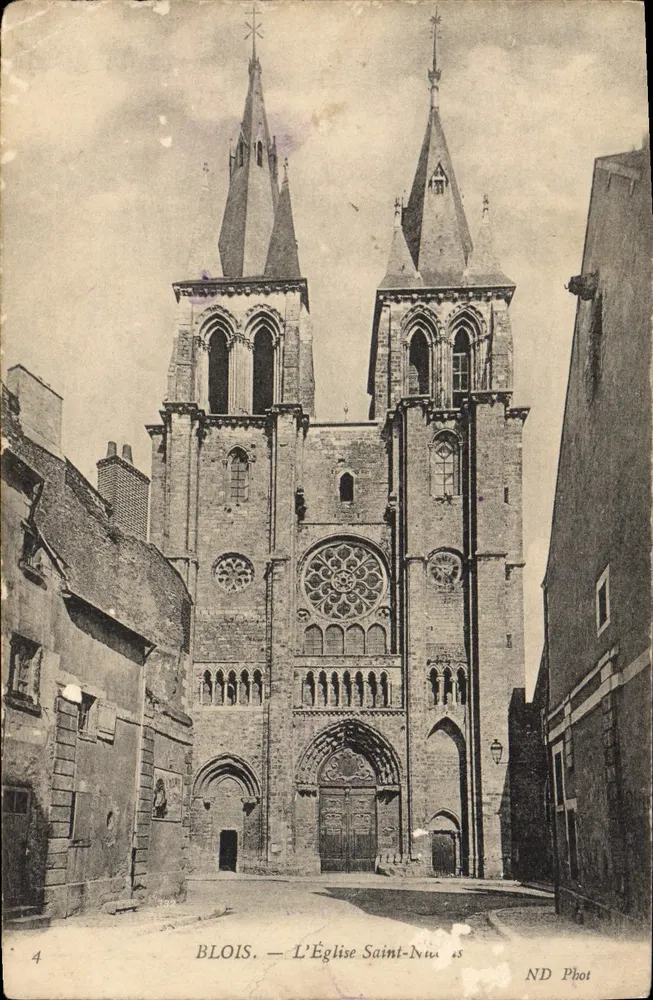 Blois — L'Église Saint-Nicolas, façade gothique avec deux tours et rosace - Frente