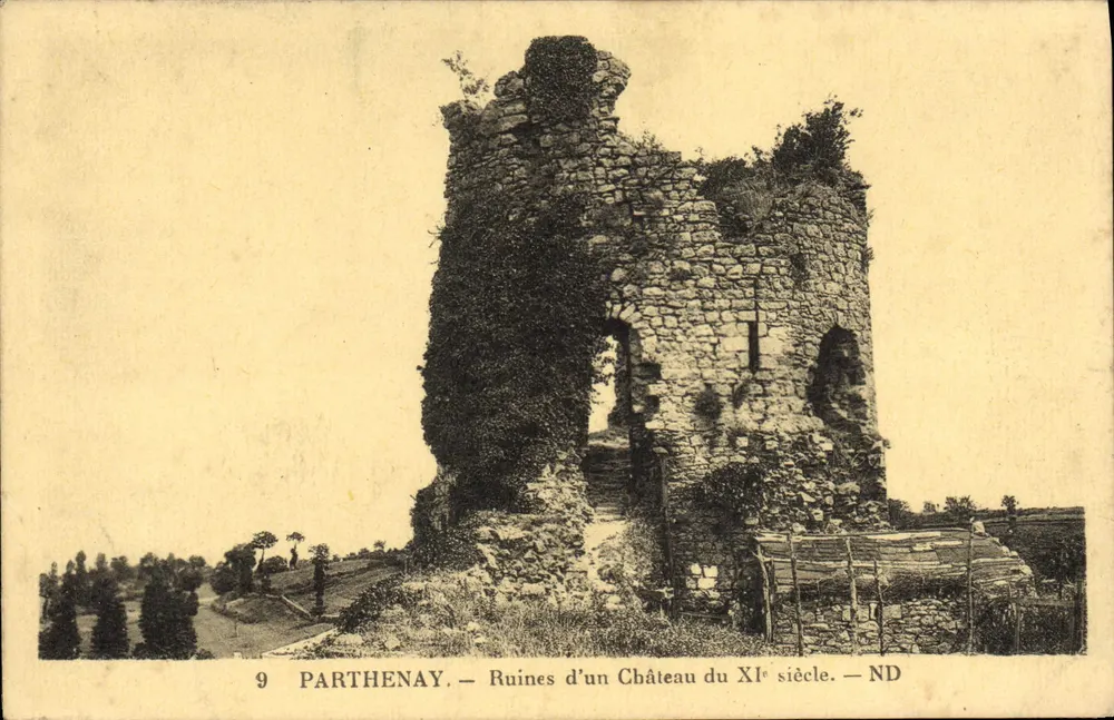 Parthenay — Ruines d'un Château du XIe siècle — ND - Anverso
