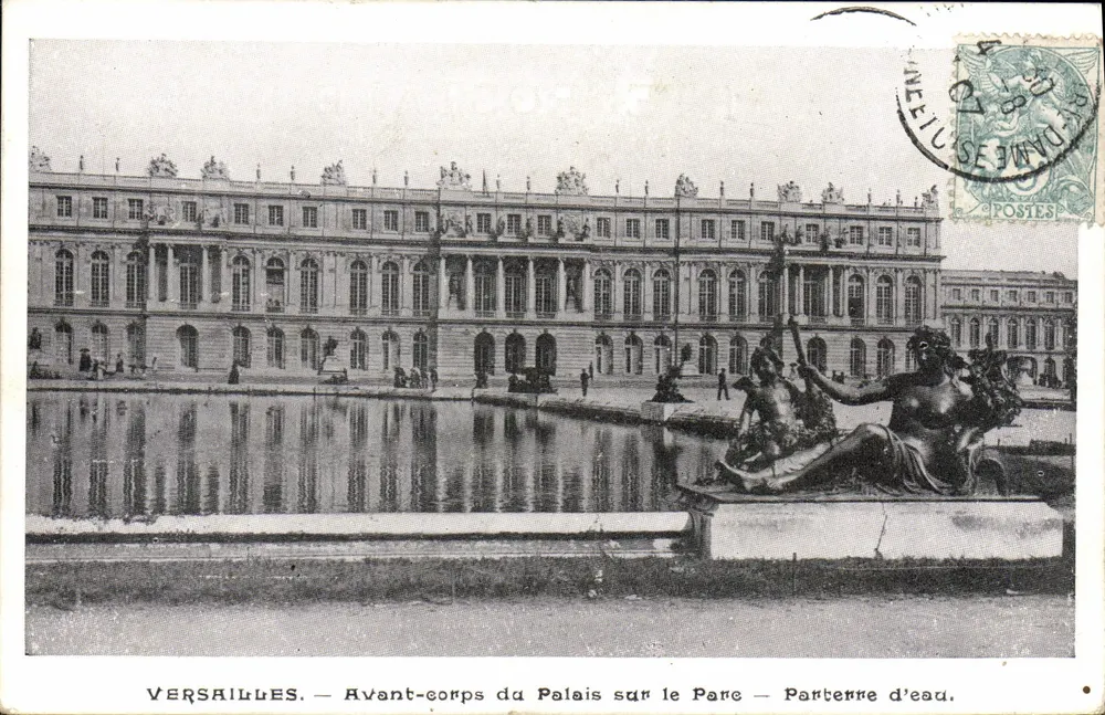 Versailles — Vorderbau des Schlosses über den Park — Wasserparterre - Vorderseite