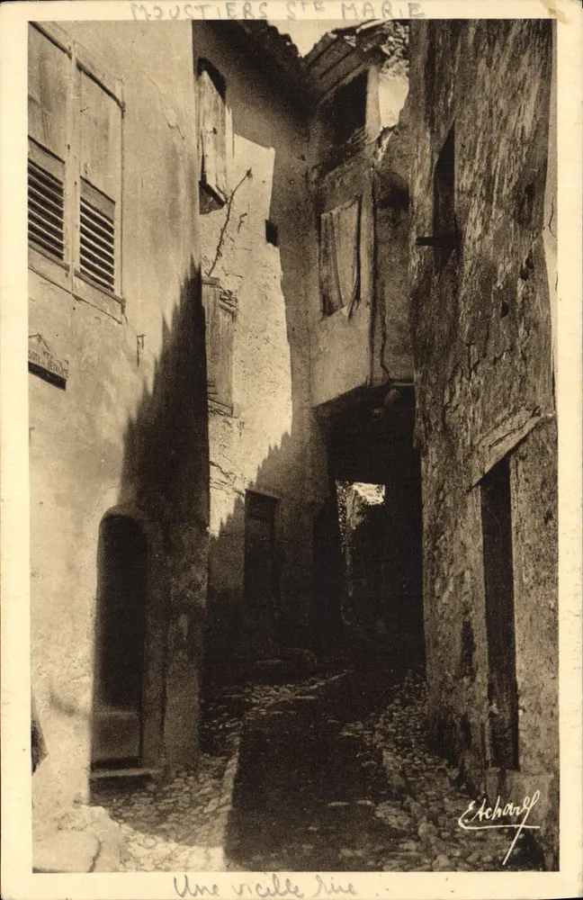 Moustiers-Sainte-Marie — Eine enge alte Straße — Echarré - Vorderseite