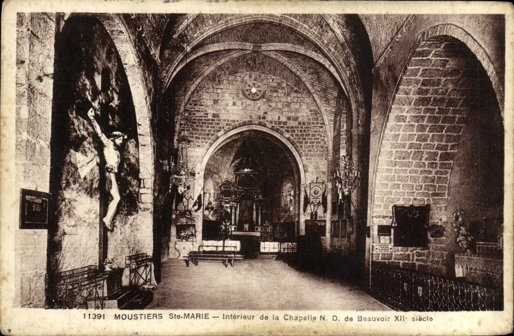 Moustiers Ste-Marie — Innenraum der Kapelle Notre-Dame de Beauvoir — 12. Jahrhundert - Vorderseite