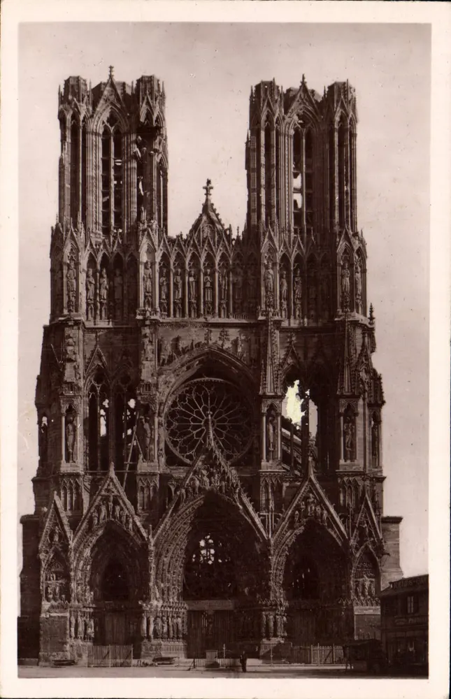 Reims — Kathedrale nach dem Krieg — Fassade — Photo Reims - Vorderseite