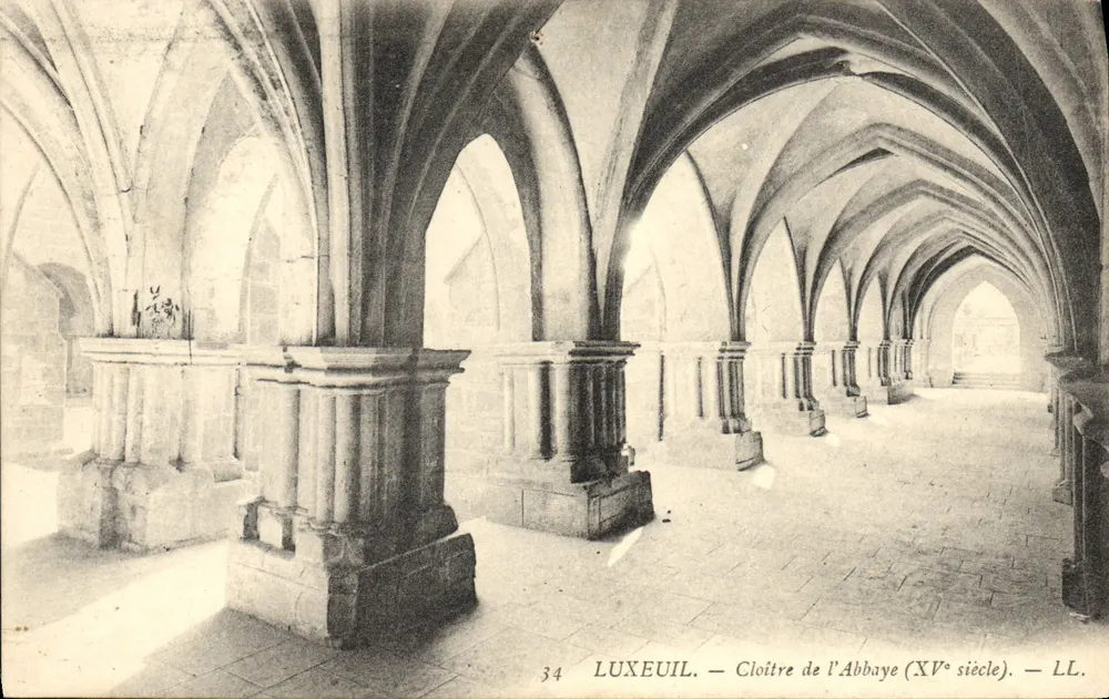 LUXEUIL — Claustro da Abadia (século XV) — LL. - Frente