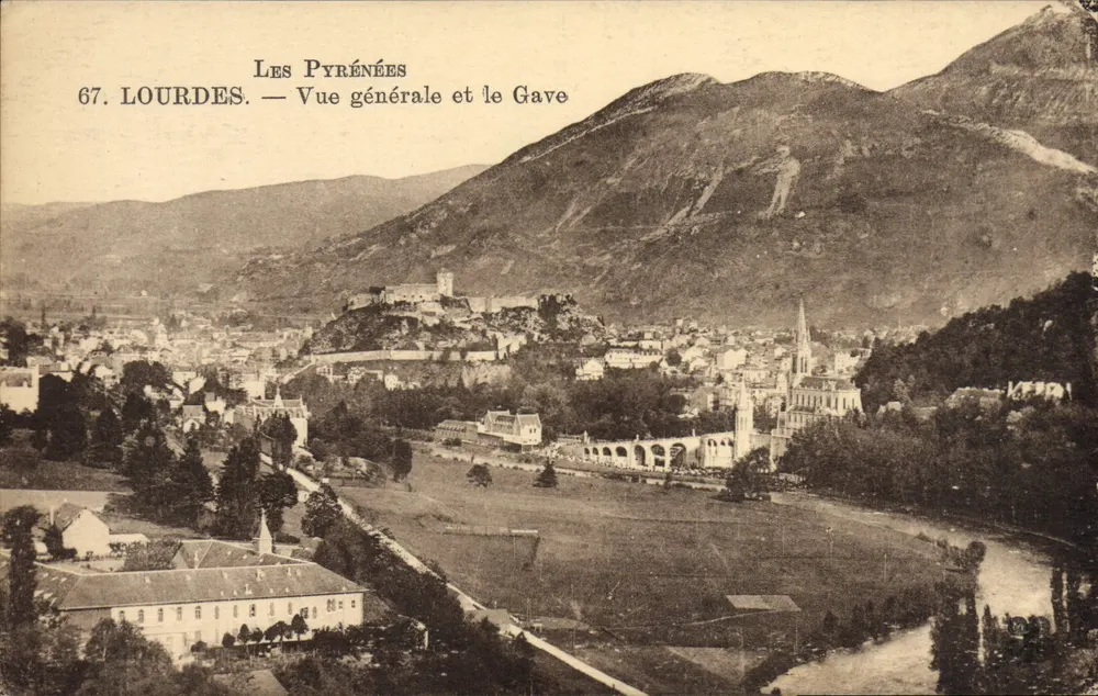 Lourdes — Vista geral e o Gave — Os Pirineus - Frente