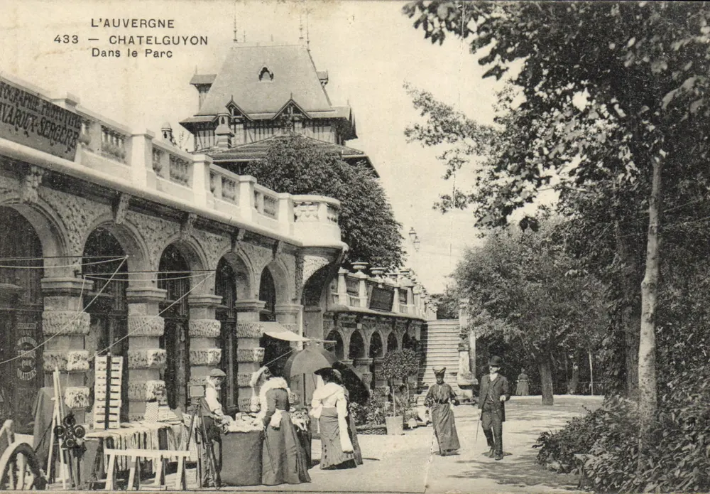 Châtelguyon — Vue du parc avec bâtiment à arcades — Photographie Prototypée Varoux-Sergère n°433 - Awers