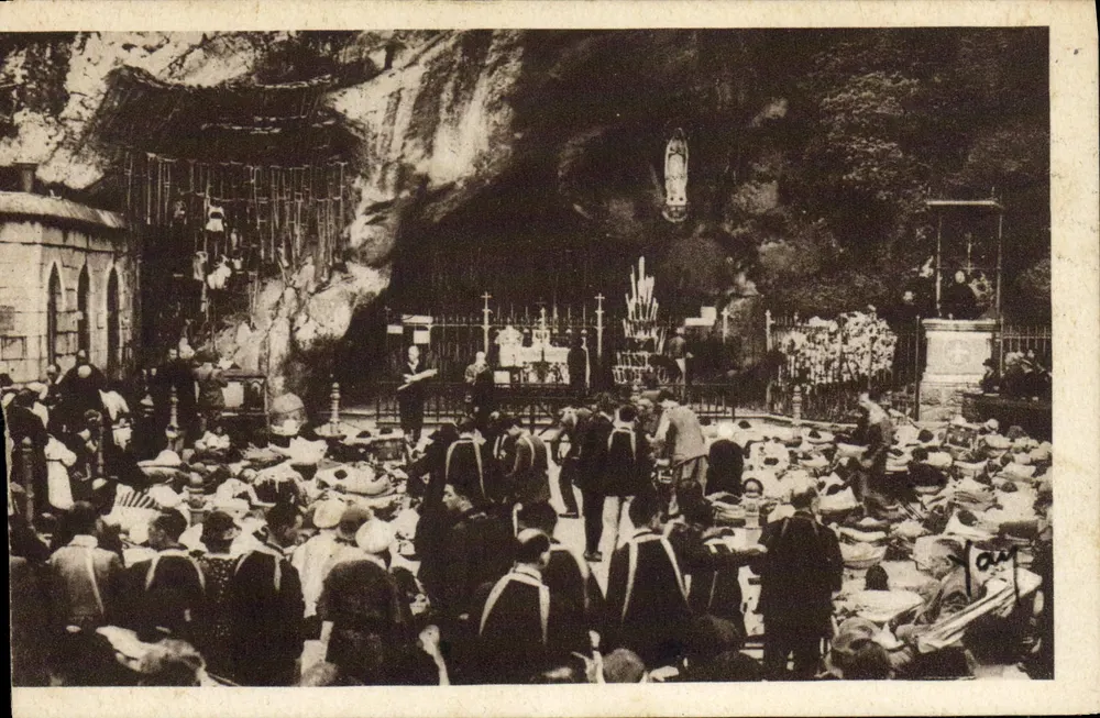 Lourdes — La Grotte Miraculeuse — Édition E. Quinault, Lourdes - Frente