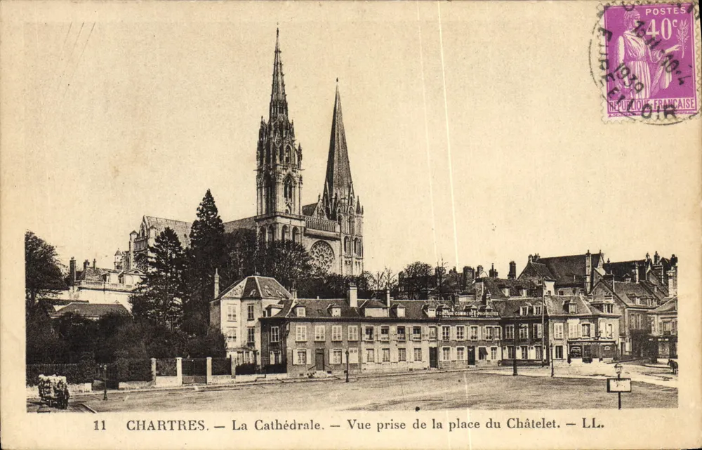 Chartres — Die Kathedrale — Ansicht vom Place du Châtelet — LL. - Vorderseite