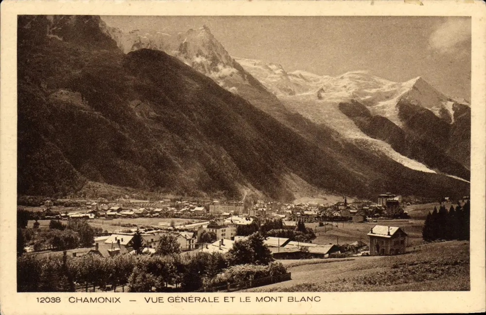 Chamonix — Vista geral e o Mont Blanc — n° 12038 - Frente