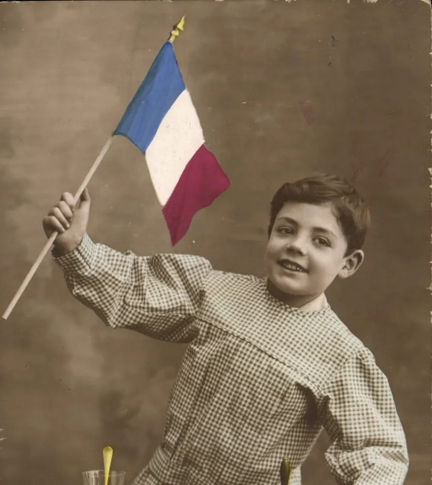 Criança segurando a bandeira francesa — fotografia sépia - Frente
