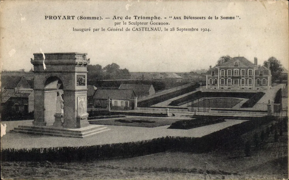 Proyart (Somme) — Triumphbogen "Aux Défenseurs de la Somme" — Bildhauer Gourdon, eingeweiht am 28. September 1924 - Vorderseite