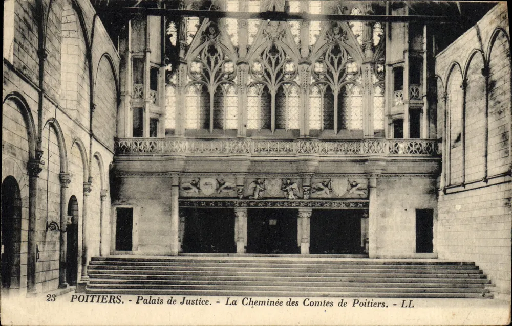 Poitiers - Palais de Justice - Die Kaminwand der Grafen von Poitiers — LL - Vorderseite