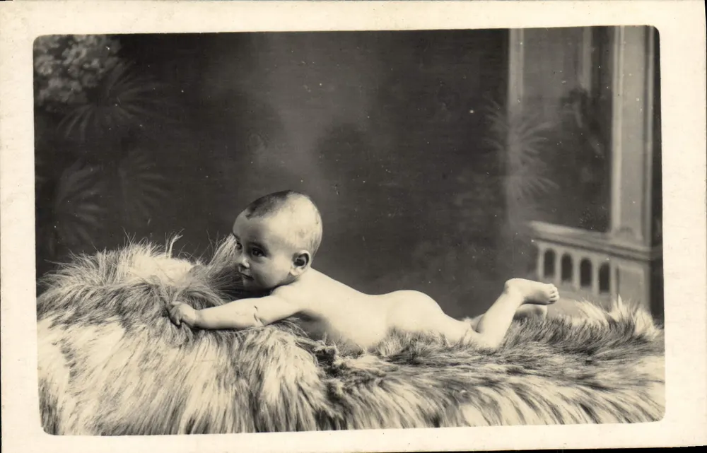 Nakend baby op vacht — fotostudio - Voorkant